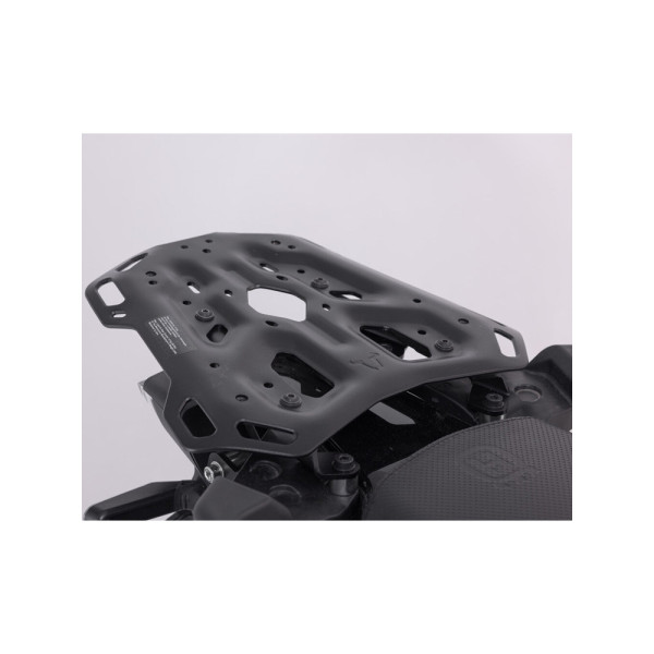 Zestaw: kufer centralny czarny TRAX ADV + stelaż Adventure-rack SW-Motech Husqvarna Norden 901 / Expedition, KTM 890 SMT (23-), 890 Adventure/ R (21-), 790 Adventure/R (19-), Adventure 1050 (15-) / 1090 / 1090R (17-) /1190/1190R/1290/S/R pojemność: 38 L
