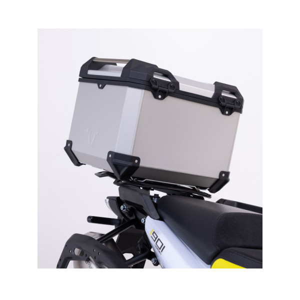 Zestaw: kufer centralny czarny TRAX ADV + stelaż Adventure-rack SW-Motech Husqvarna Norden 901 / Expedition, KTM 890 SMT (23-), 890 Adventure/ R (21-), 790 Adventure/R (19-), Adventure 1050 (15-) / 1090 / 1090R (17-) /1190/1190R/1290/S/R pojemność: 38 L