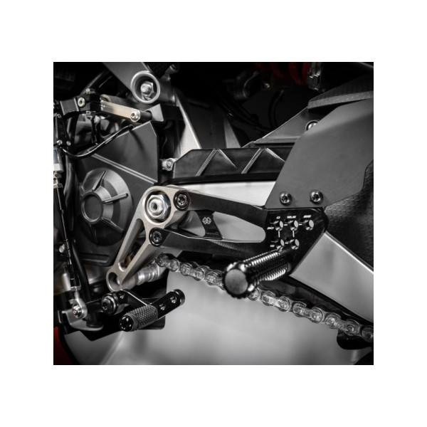 Комплект регульованих підніжок з важелями GILLES FXR-A03-B Aprilia Tuono 660 (21-)/ RS 660 (21-)/ Extrema (23-) чорний- сріблястий