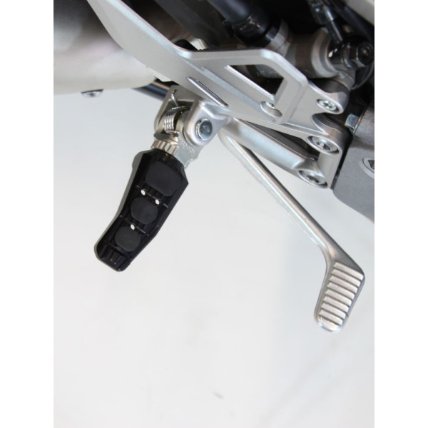 Підніжки пасажира GILLES UF-20 Triumph Speed Triple 1050 R/ RS/ S/ Speed Triple 1200 RR/ RS (обрані роки) алюмінієві чорні