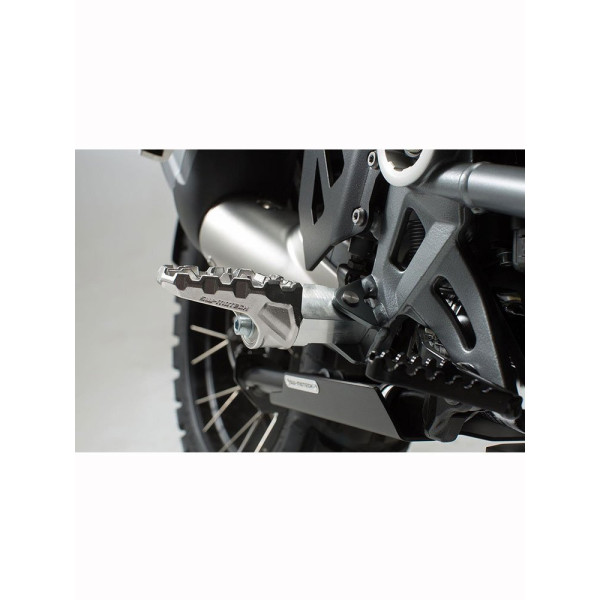 Підніжки EVO SW-MOTECH для вибраних моделей Suzuki, Aprilia, BMW сріблясті